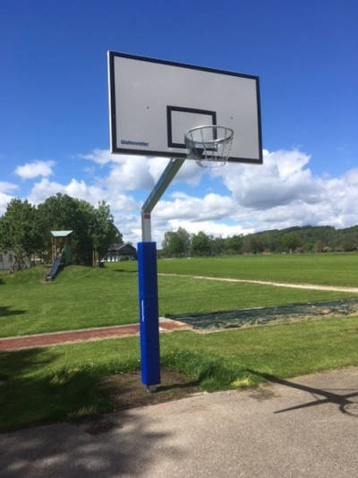 Neuer Basketballkorb an der Schule in Vagen